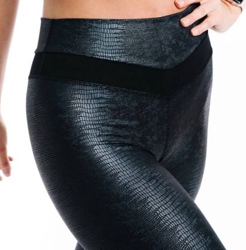 Zyia Active Black Kakadu Brilliant Metallic Snake Print Hi-Rise 7/8 Leggings