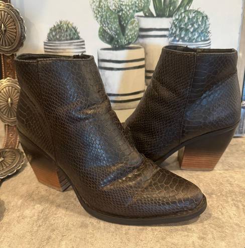 Very G Snakeskin Faux Leather Ankle Boots Stacked Heels  Size 8.