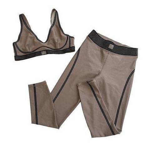 Alo Yoga  - Airlift Line Up Sports Bra & High Waist Suit Up Leggings in Brown