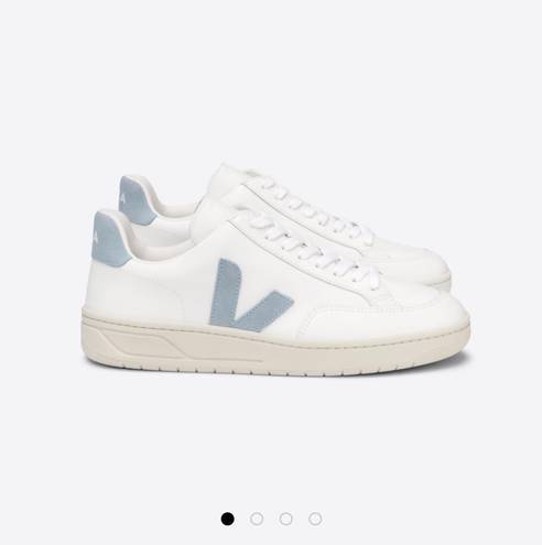 VEJA NIB Size 6  V-12 Leather Sneakers