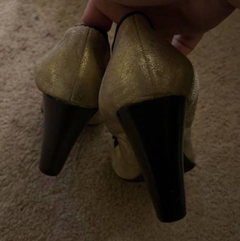 DKNY  gold pavlova metallic heels 8