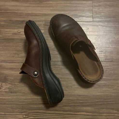 Clogs / Mules Brown Size 6.5