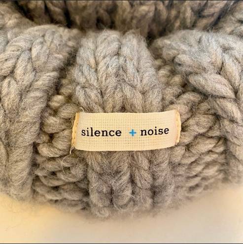 Silence + Noise - Thick Knitted Beanie Style Hat! In perfect condition! 🤍🤍