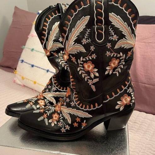 Cowgirl boots with embroidery Size 7