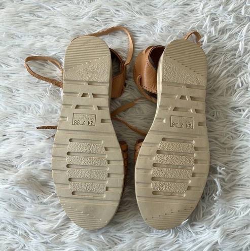 Women’s Leather lace up flat Sandals in light brown size 7