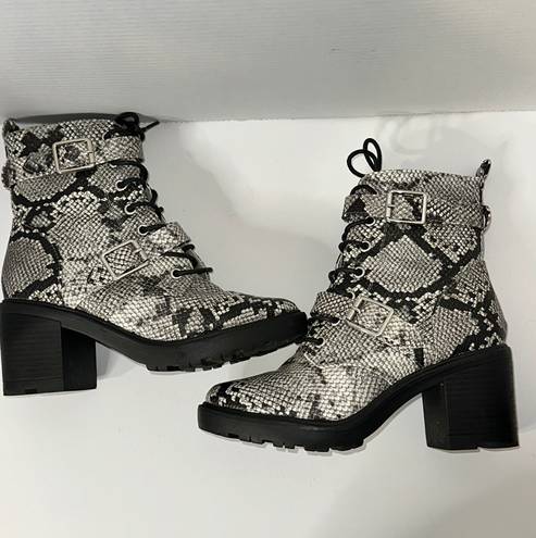 Shoedazzle Adrianna Block Heel Bootie Black White Snakeskin design Size 6