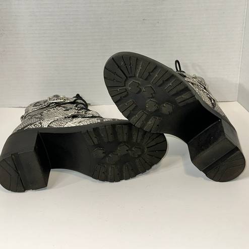 Shoedazzle Adrianna Block Heel Bootie Black White Snakeskin design Size 6