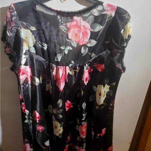 Oscar de la Renta  night gown black with large Flowers , bow on the front bust 40