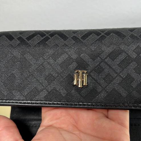 Tommy Hilfiger  Black Wallet Zip Around Wallet / Flap Wallet New