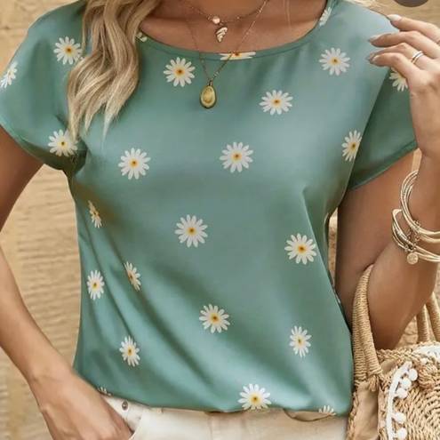 Daisy Floral  Print Crew Neck Short Sleeve Blouse.