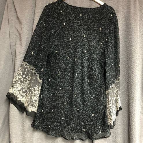 Krass&co New York City design ,, 2X 100% silk shell, black cream top bell sleeves