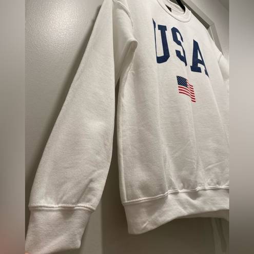 Gildan NWOT  White USA American Flag Patriotic Crewneck Sweater Sweatshirt - M