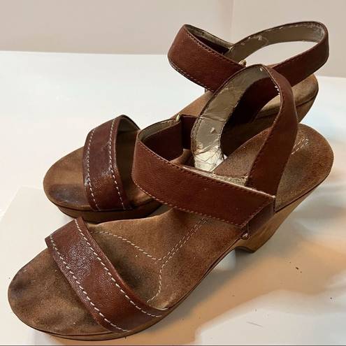 DKNY  C Sara Truffle Sandal, Size 8.  Adorable.