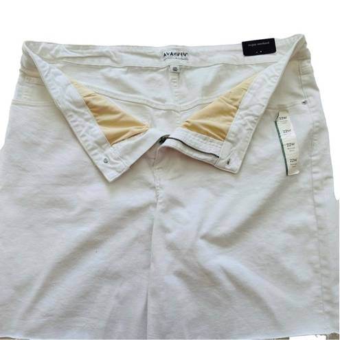 Ava & Viv  Shorts White High Rise No Gap Waist Bermuda Denim Jean Shorts Plus 22W