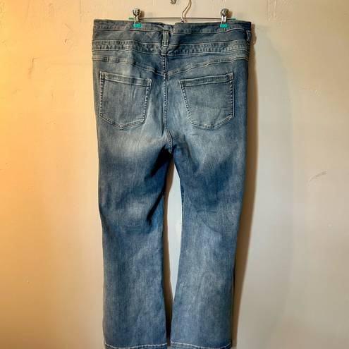 Torrid Jeans Feel The Fit 18R Medium Stone Wash Whiskering Flare 3 Button Zip