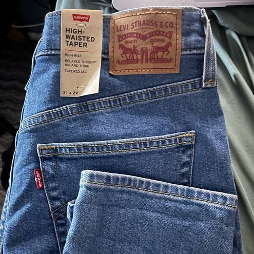 Levi’s New With Tags  High Waisted Mom Jeans In Size 31!!