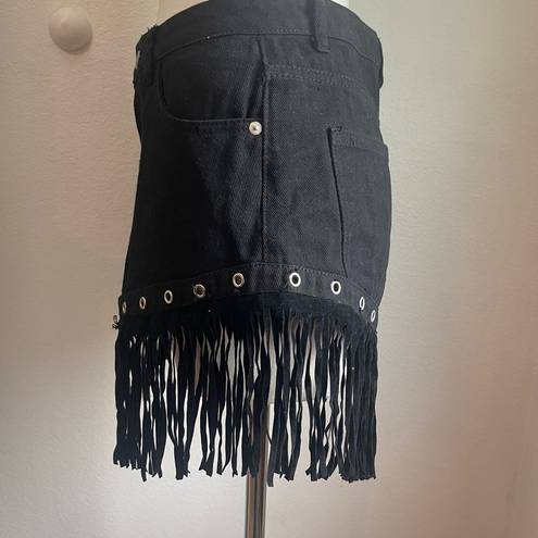 Fantastic Fawn  Nwt grommet eyelet fringe hem black denim shorts size small