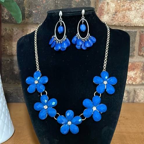 Vintage Blue  flower rhinestone accent necklace with matching earrings