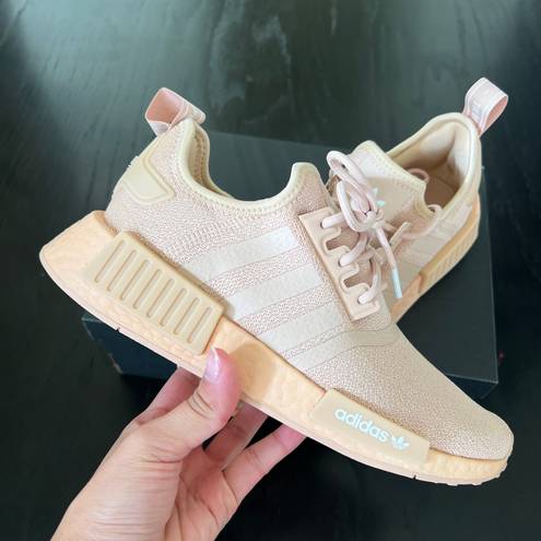 Adidas NIB  NMD R1 Halo Blush