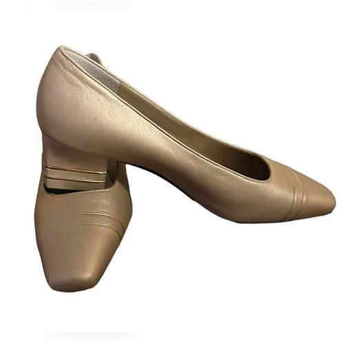 St. John Women's Light Beige Leather Pumps - Size [size]6B