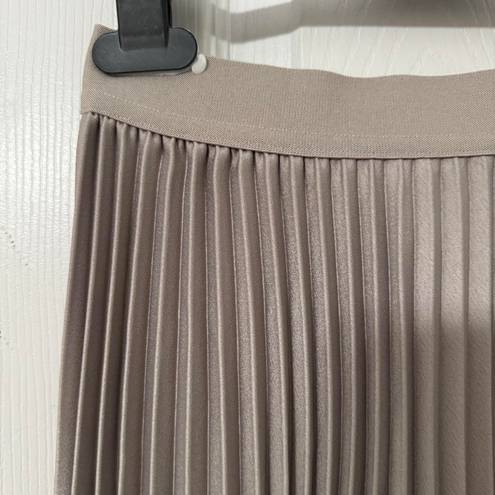 H&M  Light Taupe Pleated Skirt