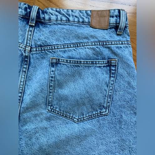 ZARA  Denim Jean Shorts High Rise Mom Shorts Rigid 5” Light Blue Wash size 14