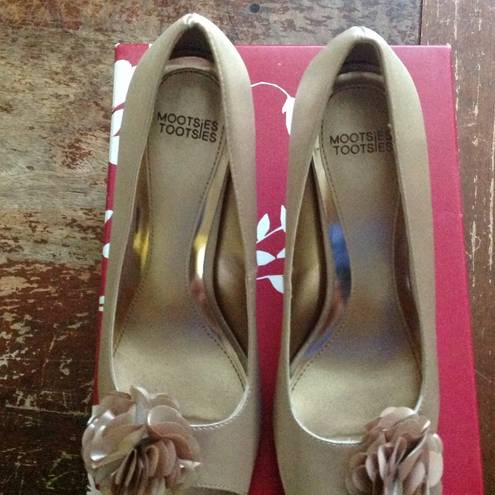 Mootsies Tootsies Satin Flower Open Toe Peep Toe Heel Taupe - Sz 7.5