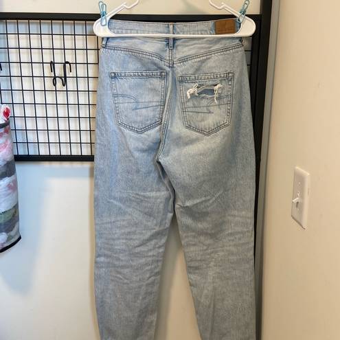 American Eagle  highest rise 90s boyfriend light wash jeans — size 4