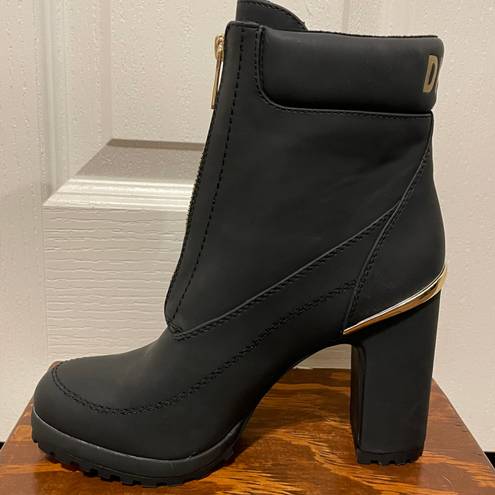 DKNY NWT  Logan Lug Sole Boot Black With Gold Metal Detail Size 7