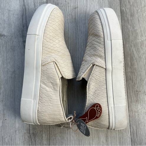 MIA NWOB  ELA-SK - IVORY slip on sneaker size 8