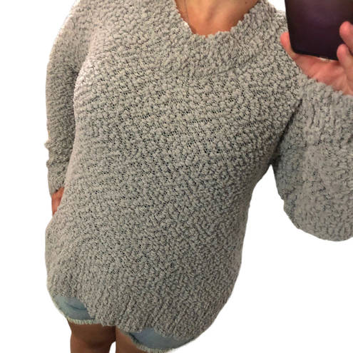 Zenana Premium  MEDIUM NWT Gray Light Weight V-Neck Popcorn Sweater