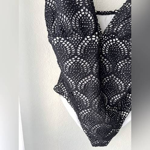 La Blanca  Size 16 Crochet One Piece Swimsuit Black/White Swim