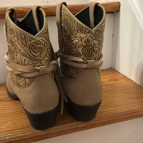 Dingo  Valerie tan ankle cowboy boots size 8.5 new NWT