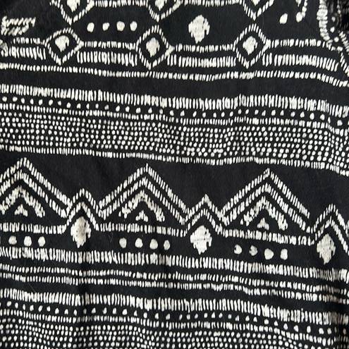 Merona  Women’s Short Sleeve V-Neck Top , Black & White Aztec Print Medium