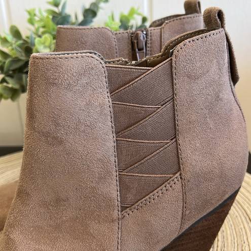 mix no. 6  Vince Ankle Boots Booties Tan Chunky heel sz 7.5