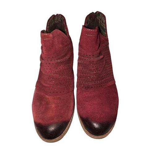 Earth Origins  Suede Booties Size 8.5 Amanda Perforated Ruching Garnet Back Zip