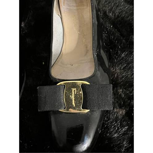 Salvatore Ferragamo  Vara Black Patent Leather Low Pumps Heels Gold Bow Size 8