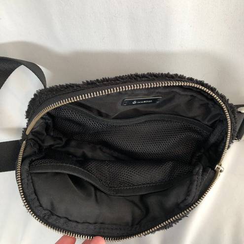 Lululemon  Athletica Everywhere Fleece Belt Bag (Black)