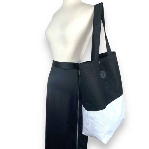 Lululemon Rare XL  On the Move Black and White Felt Tote Shopper Beach Travel Bag