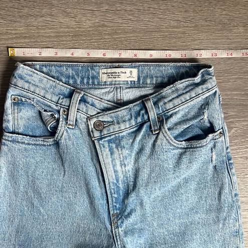 Abercrombie & Fitch  Ultra High Rise 90s Straight Jean criss cross