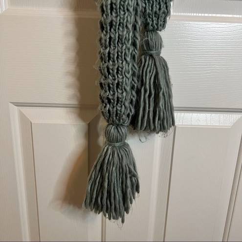 Universal Threads 41. Universal Thread Knitted Scarf with Tassle Bottom. Excellent condition