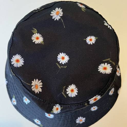 Alice + Olivia  x FabFitFun Bucket Hat Reversible Daisy Floral White