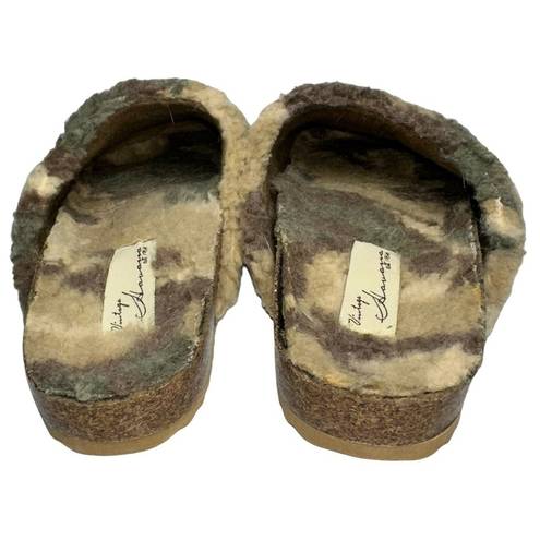 Vintage Havana  Women’s 6.5 Green Tan Multi Camouflage Ricky Fuzzy Fleece Clogs