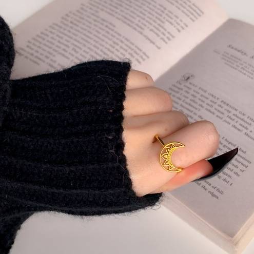 The Moon cute ring | size 7 | high quality | aesthetic | sacred geometry | witchy |