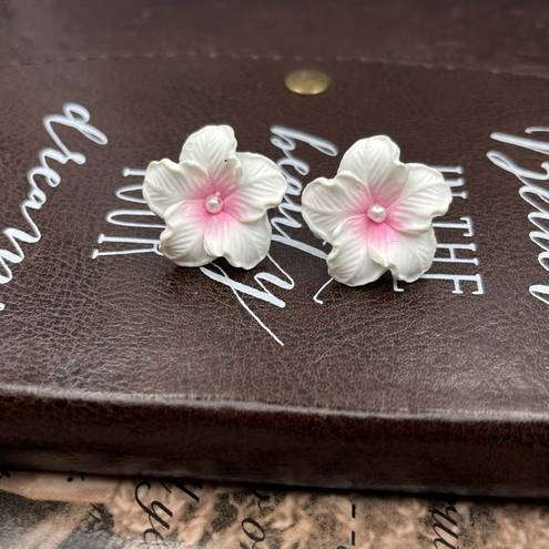 Daisy Vintage White  Bohemian Stud Earrings