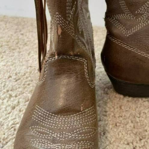 Big Buddha GUC Brown and white Embroidered western southwest cowboy Boots small heel