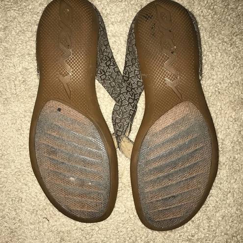 DKNY  SARASOTA DARK & LIGHT BROWN THONG SANDALS SIZE 9