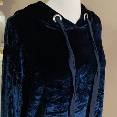 Bella Dahl  Navy Crushed Velvet Crop Hoodie