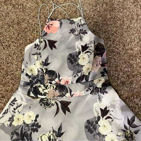 Boohoo New With tags  floral print strap full skater dress gray size 8