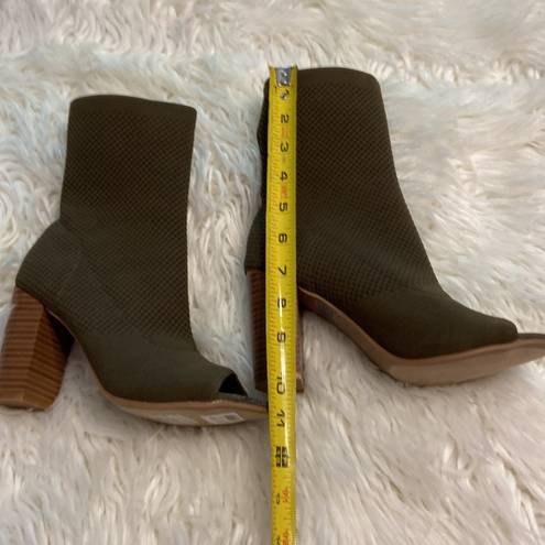 Charlotte Russe  open toes booties size 6 excellent condition dark green color